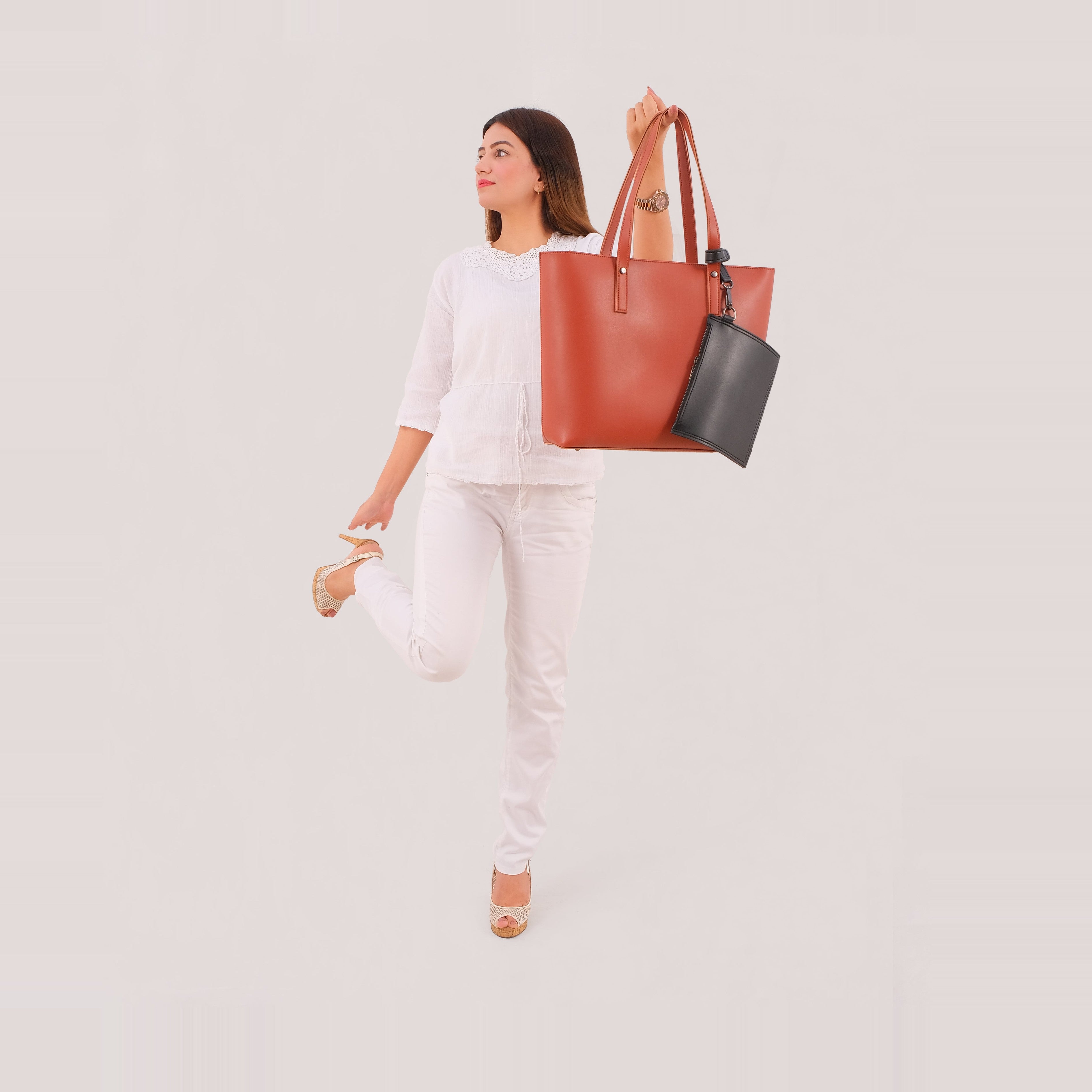 Rust tote bag with detachable pouch