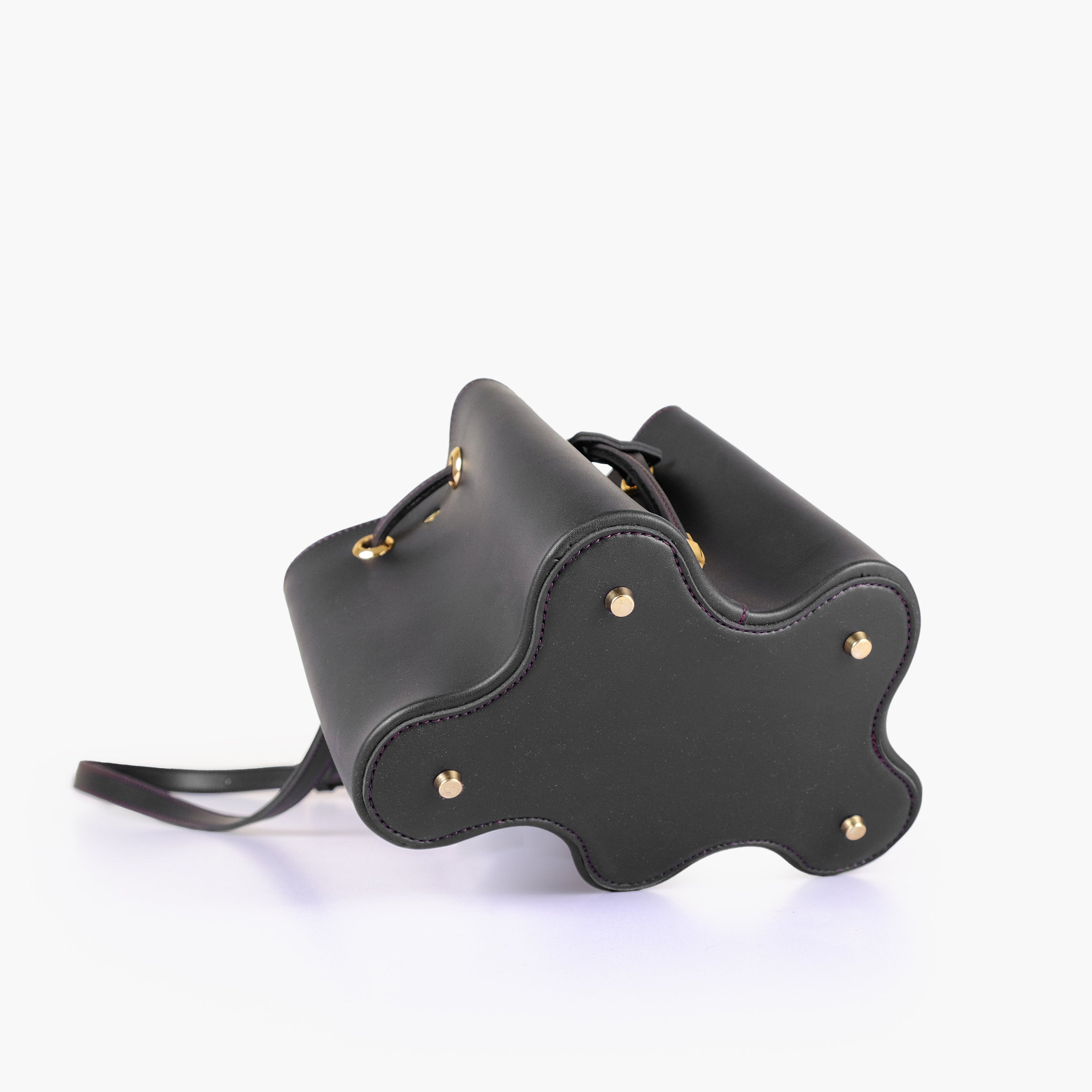 Black star drawstring bucket bag