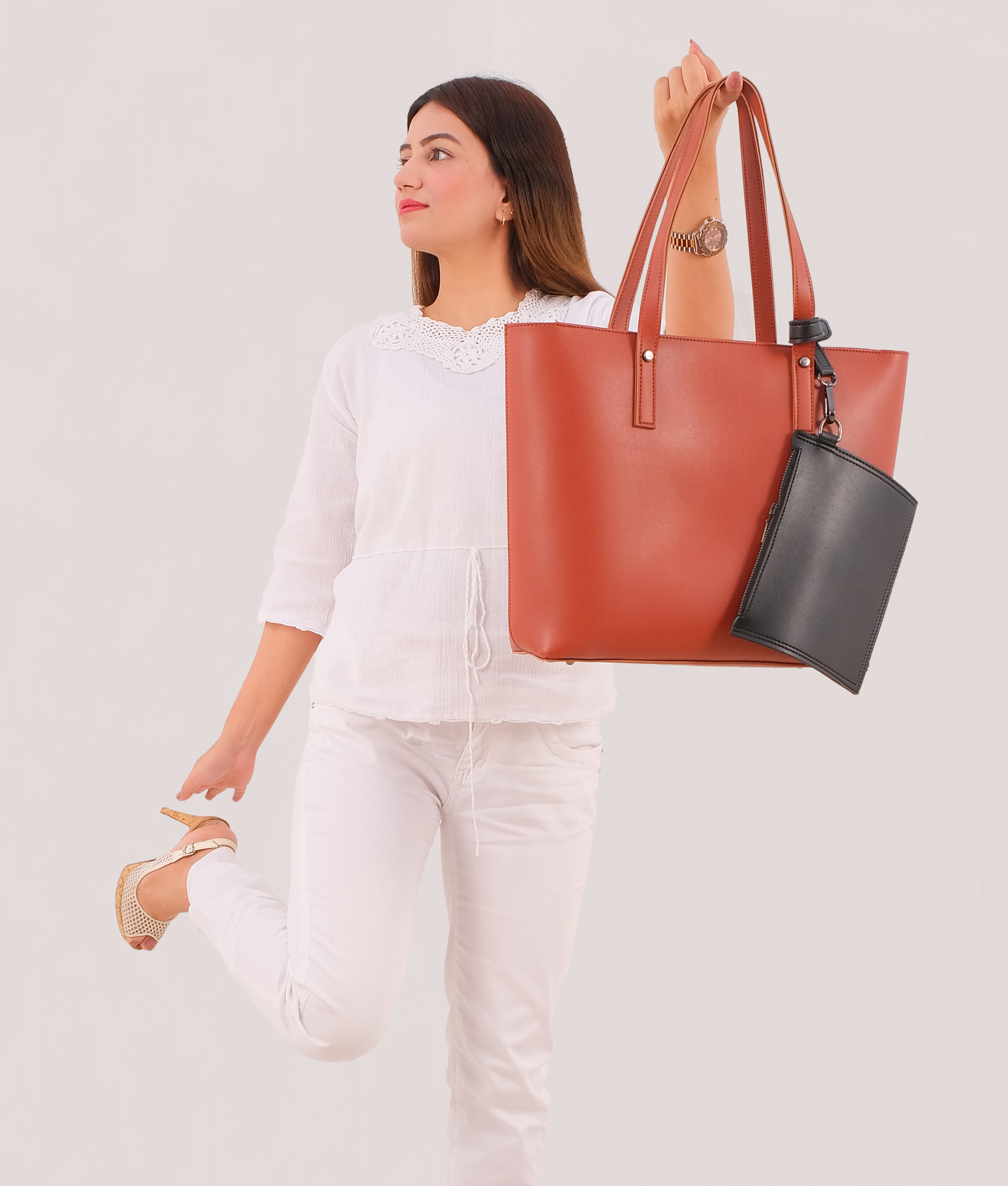 Rust tote bag with detachable pouch