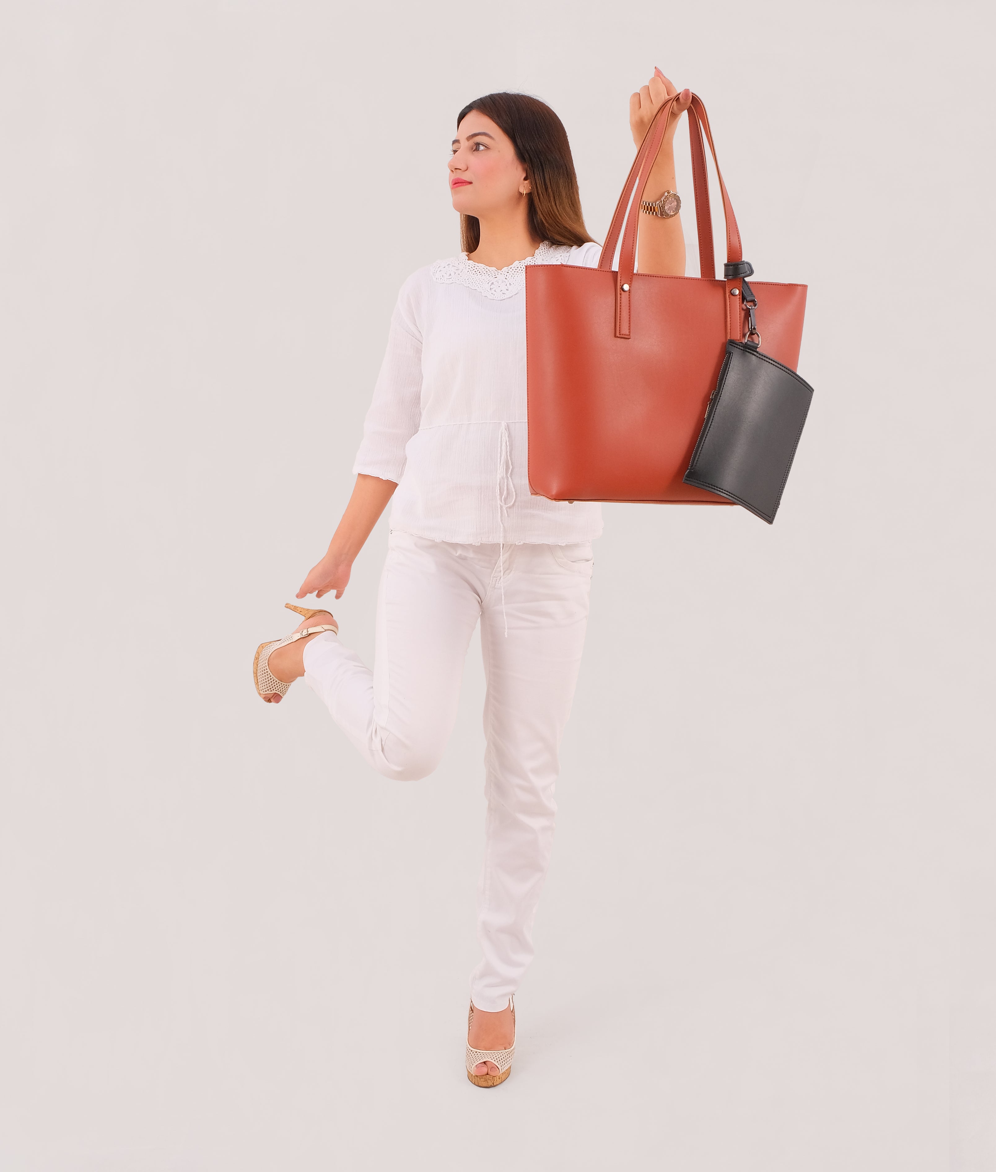 Rust tote bag with detachable pouch